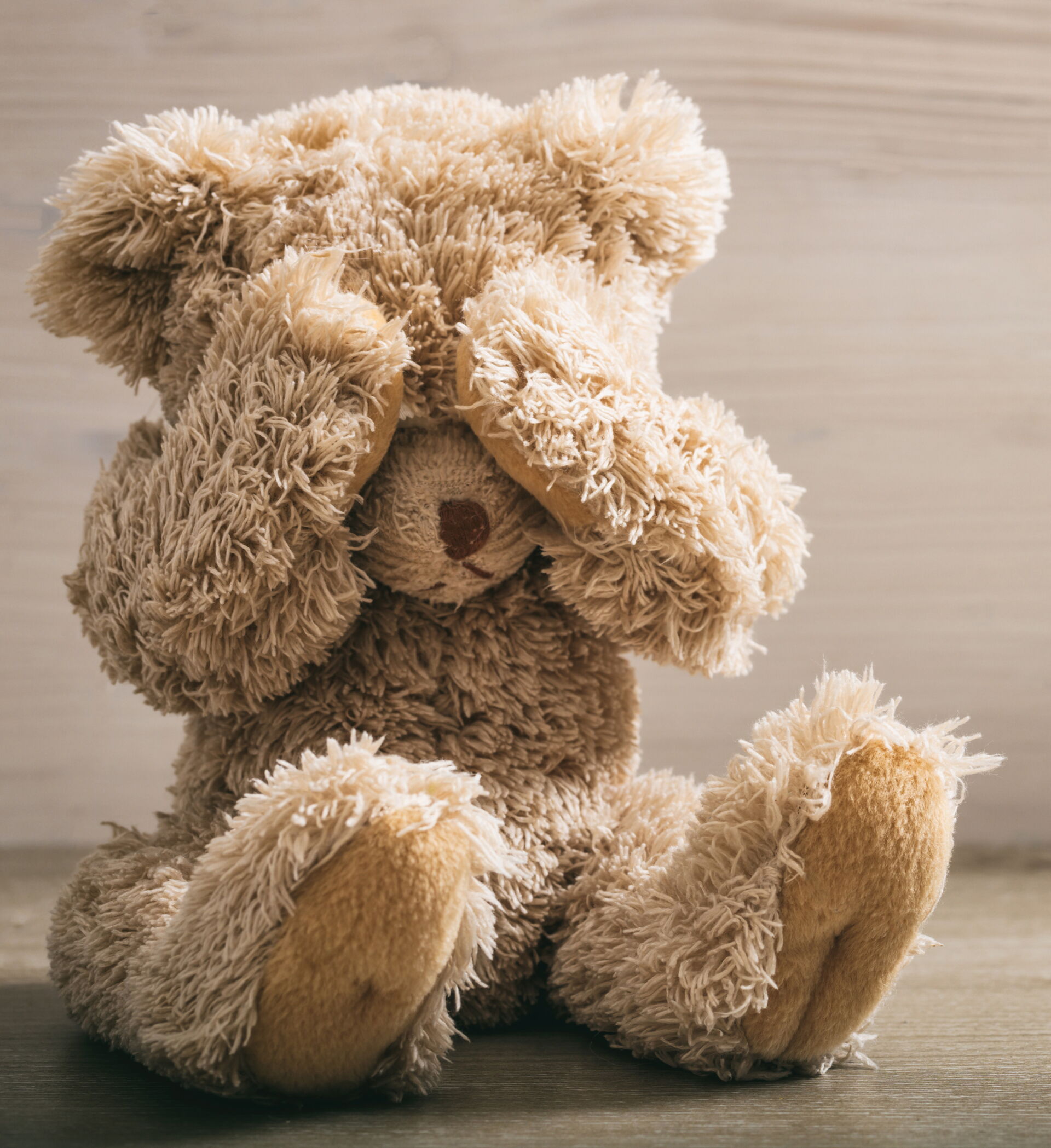 Teddybär mit Angst und negativen Gedanken